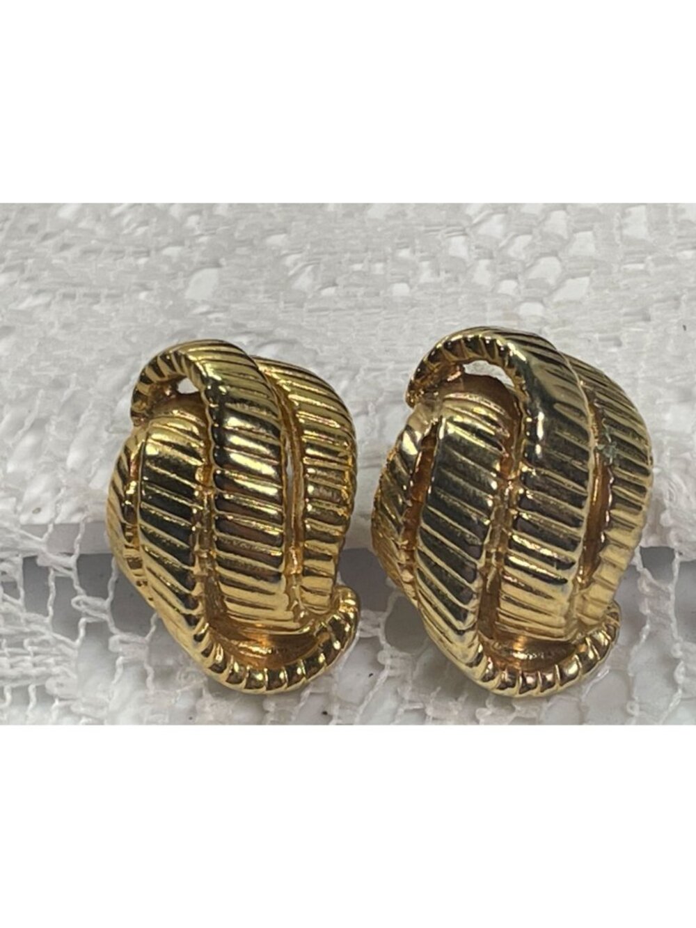 Vintage Gold Tone Ribbed Clip On Earrings Chunky Half Hoop Shrimp Textured 80s - Picture 2 of 10